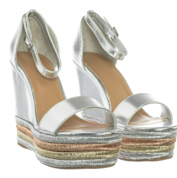 Espadril dengan Warna Metalik yang Futuristik